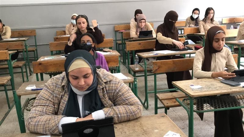 طلاب الصف الأول الثانوي