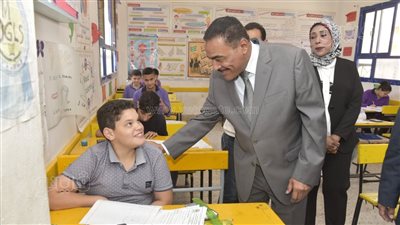 محافظ مطروح يتفقد لجان امتحانات الشهادة الإعدادية | صور