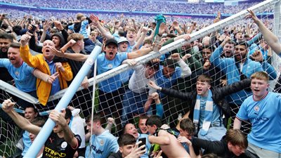 احتفالات هستيرية للاعبي وجماهير مانشستر سيتي بعد التتويج بالدوري الإنجليزي| صور