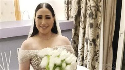 بوسي تتألق في حفل زفافها بفستان من تصميم هاني البحيري | صور