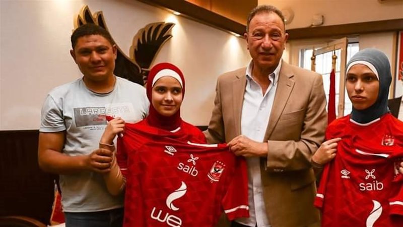 الخطيب مع مشجعى الأهلى