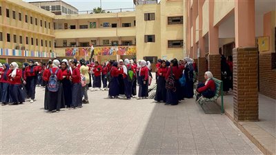 طلاب أولى ثانوي بالبحيرة يتوافدون على المدارس لأداء امتحان مادة الأحياء | فيديو