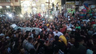 قتل وهو يحتفل بخطوبته.. شاهد المئات يشيعون جثمان الإسباني لمثواه الأخير بالدخيلة