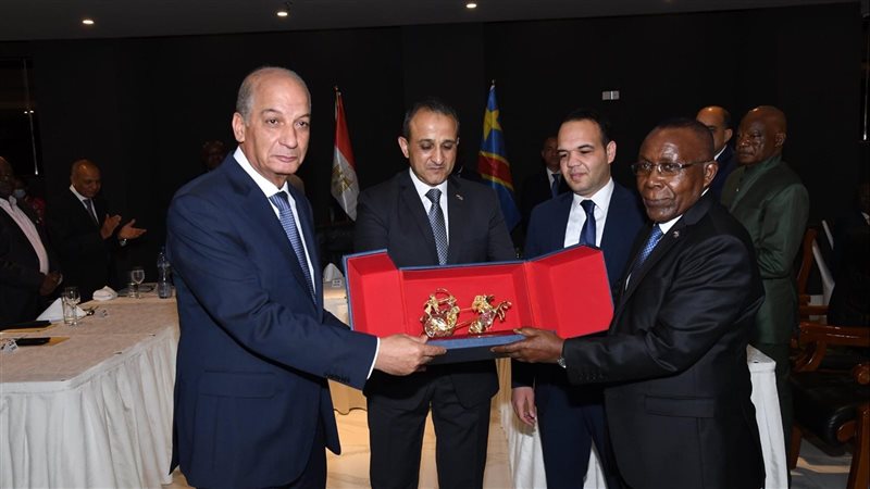 وزير الدفاع مع نظيره