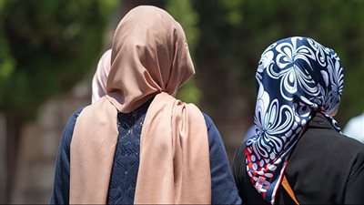 جماعات الإسلام السياسي تغازل الغرب بـ النسوية الدينية.. وشركات دعائية تسوق المخطط الجديد 