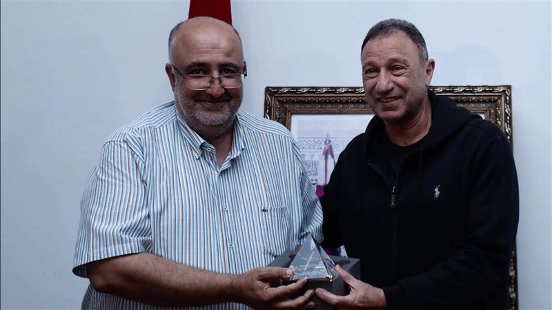 الخطيب يهدي درع وعلم