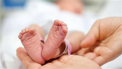 الداخلية تبحث عن ملابسات العثور على طفلة داخل حقيبة بأكتوبر