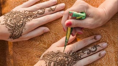 تفسير حلم الحناء في المنام وعلاقته بالشفاء من الأمراض واستقرار الحياة الزوجية 