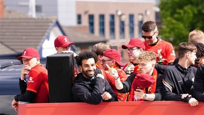 جماهير ليفربول تحيي محمد صلاح.. والفرعون المصري يرد | فيديو