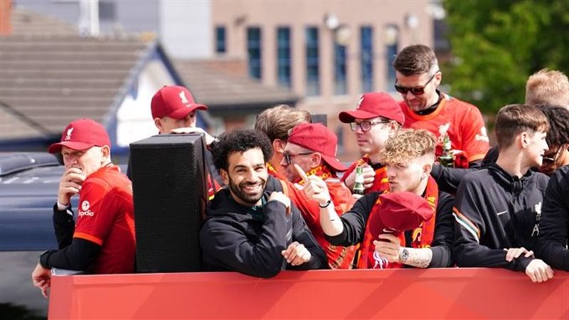 ليفربول يحتفل بكأسي