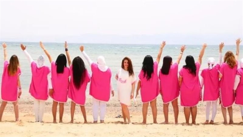 دنيا عبد العزيز وصديقاتها
