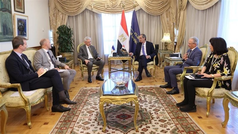 وزير الاتصالات والسفير
