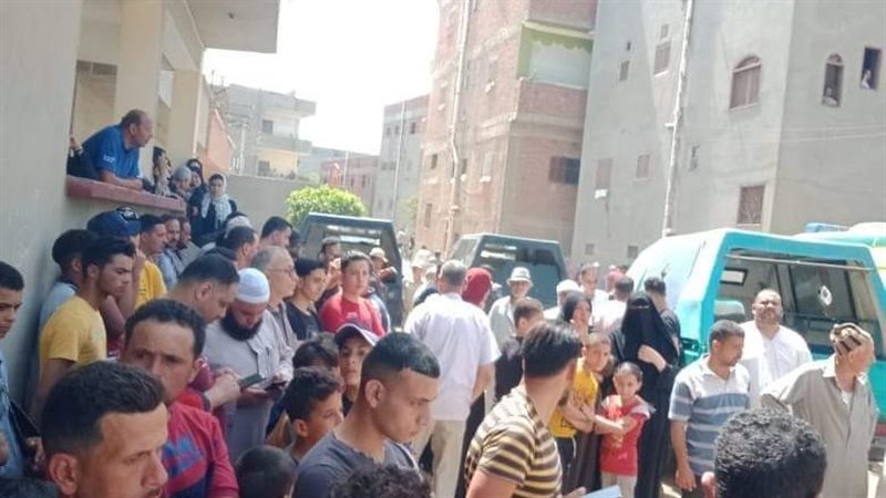 تجمهر الاهالي بمحيط