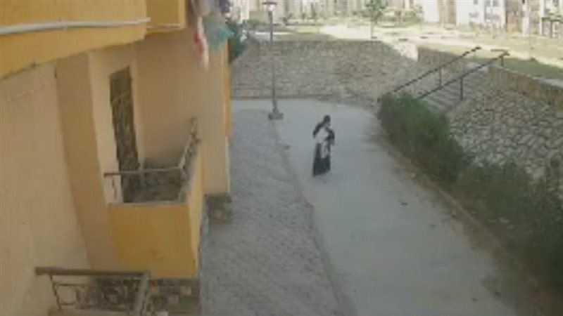 لحظة إلقاء أم لطفلتها