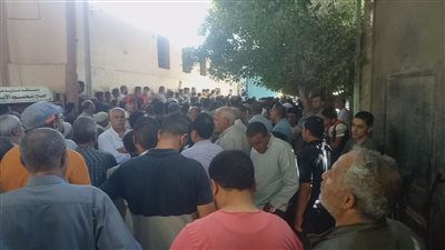أهالي قرية أبومناع يستعدون لاستقبال جثامين ضحايا المذبحة