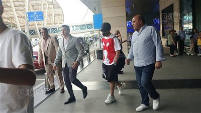 محمد صلاح يصل إلى مطار القاهرة للانضمام للمنتخب |فيديو وصور