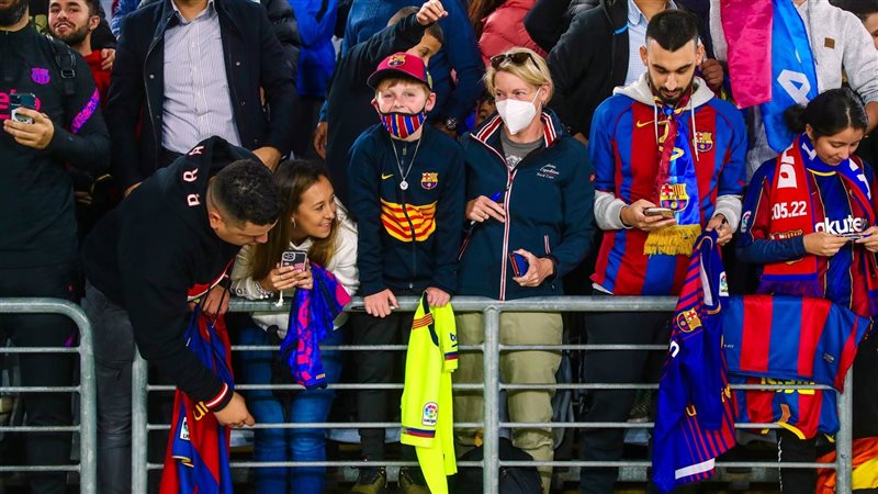 برشلونة يقدم عرضا