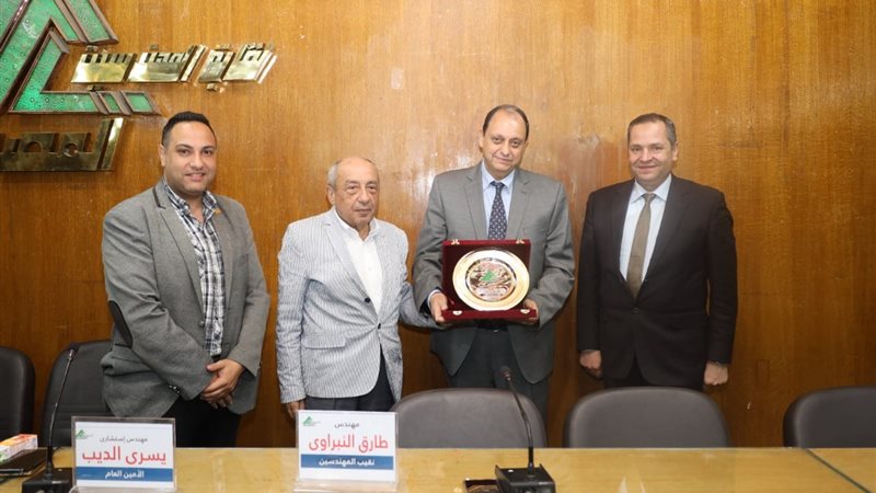 نقيب المهندسين يكرم