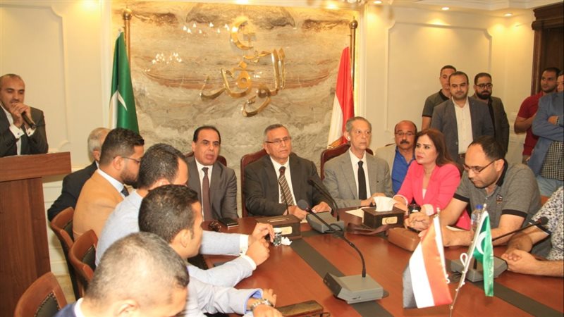 رئيس الوفد يستمع