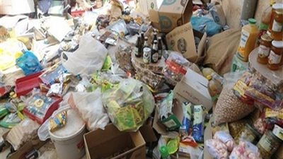 ضبط 12 طن مواد غذائية مجهولة المصدر داخل مخزن بالشروق