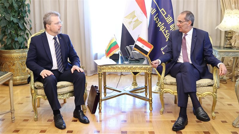 وزير الاتصالات مع
