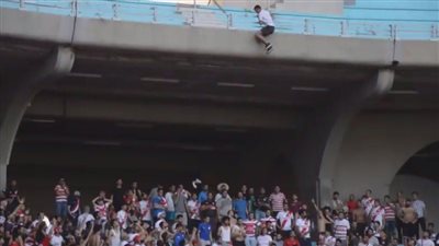 سببت الرعب.. لحظة قفز مشجع تونسي من مدرجات الملعب هربًا من الأمن |فيديو