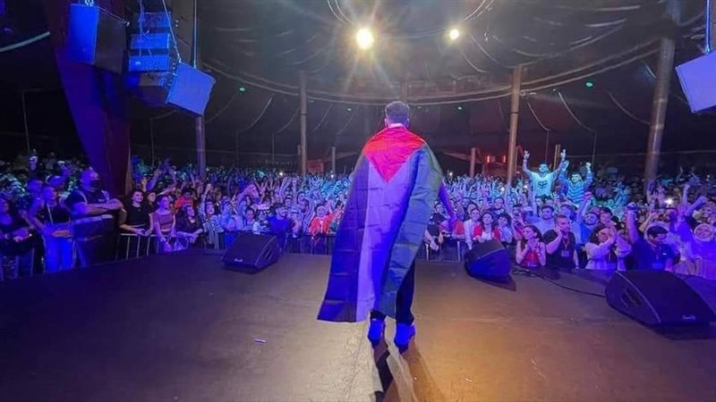 ويجز بالعلم الفلسطيني
