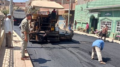 استمرار أعمال الرصف والتطوير بسرس الليان والشهداء في المنوفية 