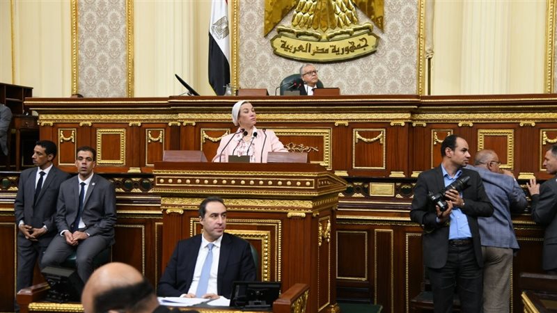 وزيرة البيئة أمام