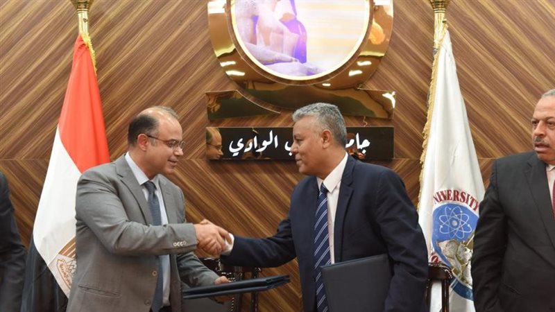 جانب من التوقيع 