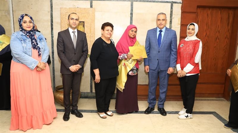 محافظ سوهاج يكرم