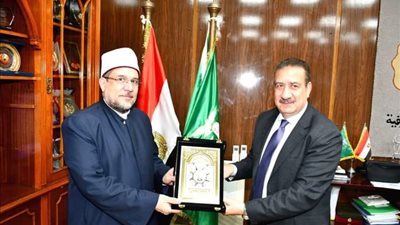 محافظ المنوفية يهدي درع المحافظة لوزير الأوقاف
