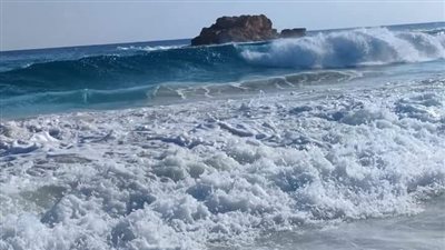 بسبب ارتفاع الأمواج.. منع نزول المصطافين لشواطئ البحر المفتوح في مطروح