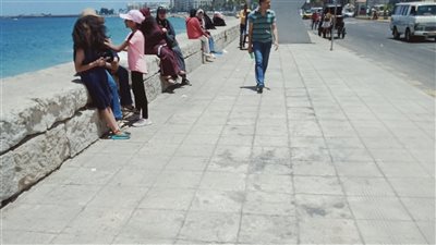 بعد انكسار الموجة الحارة.. إقبال الأهالي على كورنيش الإسكندرية| فيديو 