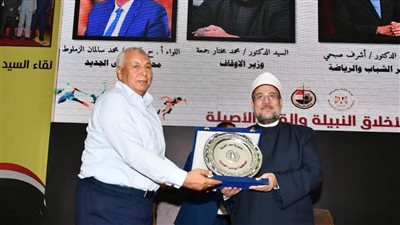 محافظ الوادي الجديد يهدى درع المحافظة لوزير الأوقاف