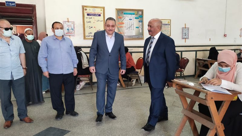 جانب من متابعة الامتحانات