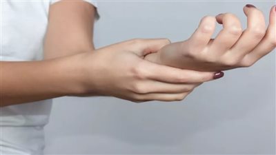 أسباب تنميل اليدين أثناء النوم
