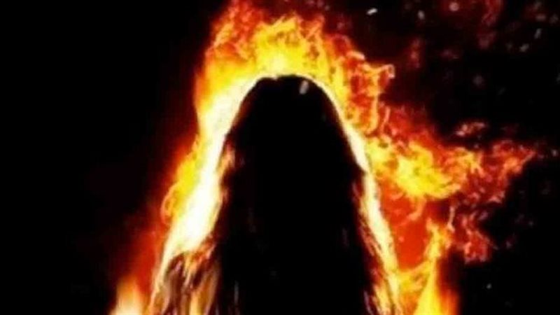 موظف يشعل النيران