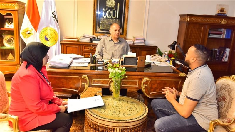 اجتماع محافظ أسيوط