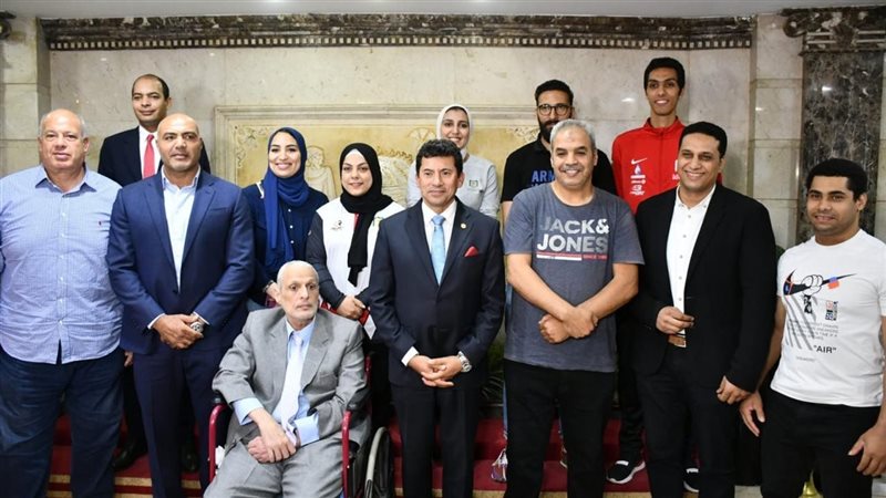 وزير الرياضة يلتقي