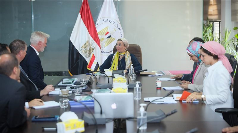  وزيرة البيئة وممثلي