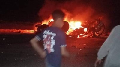 تفحم 3 جثث وإصابة اثنين في تصادم سيارتي نقل بالوادي الجديد|صور