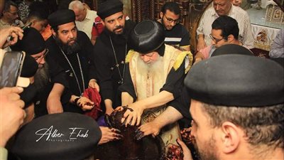 الانبا صموئيل يطيب رفات الشهيد أبو سيفين بطموه