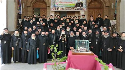 الأنبا إشعياء يشرح توصيات المجمع المقدس لكهنة إيبارشية طهطا