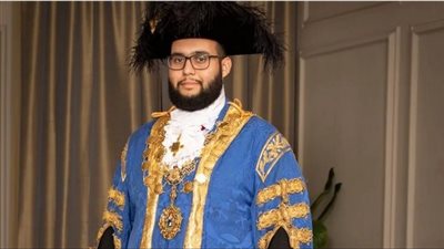 22 سنة وأول مسلم يتولى العمودية.. قصة مغربي يسعى لرئاسة وزراء بريطانيا