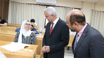 رئيس جامعة المنوفية يتفقد لجان امتحانات الهندسة والصيدلة