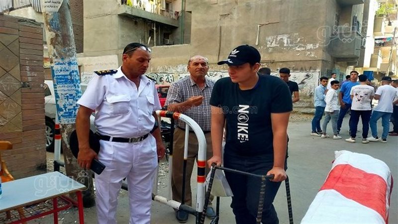 أب يرافق نجله المصاب