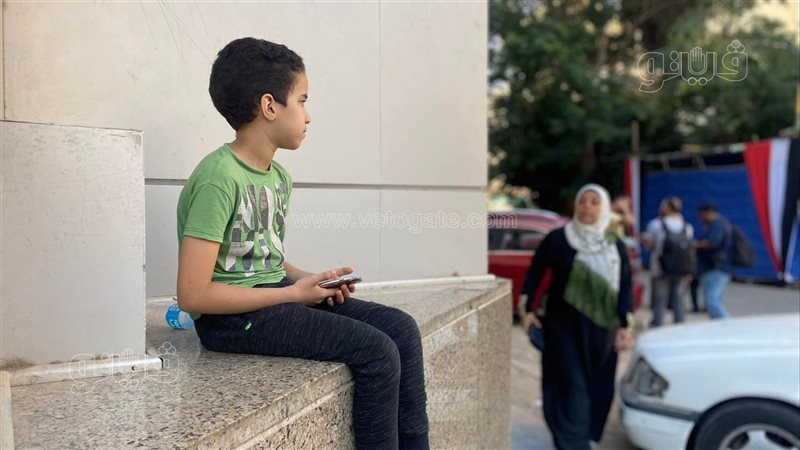 أخ ينتظر أخته بامتحانات
