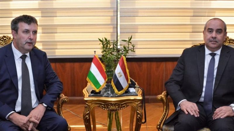 وزير الطيران مع نظيره