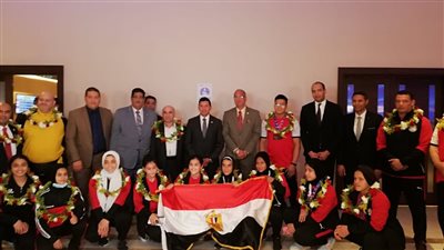 وزير الرياضة يستقبل بعثة منتخب مصر لرفع الأثقال بمطار القاهرة